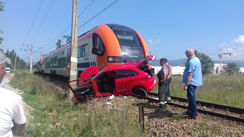 Wypadek w Szaflarach. Pociąg osobowy zderzył się z samochodem, 18-latka zdająca egzamin zmarła w szpitalu