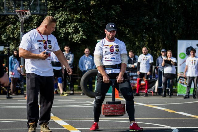 Po raz pierwszy Bydgoszcz gościła Amatorski Puchar Polski strongmanów. Wszystko dzięki Marcinowi "Kukajowi" Sendwickiemu i jego sponsorom, którzy włączyli się w tą akcję. Bydgoszczanin Marcin Sendwicki wygrał niespełna dwa tygodnie temu zawody Arnold Classic Europe w kategorii open w Barcelonie, co jest jego największym sukcesem w karierze w kategorii open. Impreza uznawana jest za nieoficjalne mistrzostwa Europy. Tuż po powrocie do Bydgoszczy zorganizował Amatorski Puchar Polski, w którym był głównym organizatorem oraz sędzią. Siłacze stanęli do walki na placu przed halą Łuczniczki i wszyscy kibice mogli się przekonać, co to znaczy dźwigać ogromne ciężary.