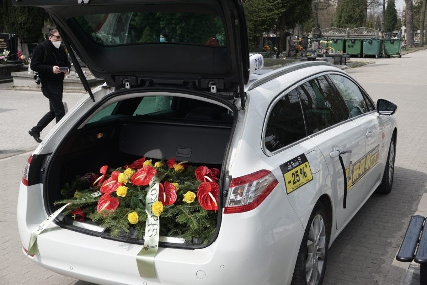 Pogrzeb z taksówkarskimi honorami. Łódzcy taksówkarze pożegnali kolegę zmarłego na Covid