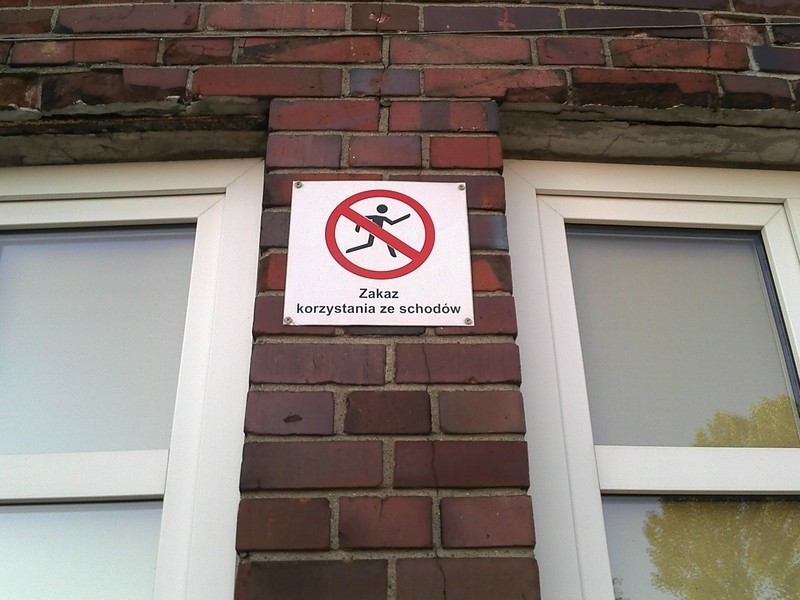 "Zakaz korzystania ze schodów". Czyli jak wchodzić? Skakać...