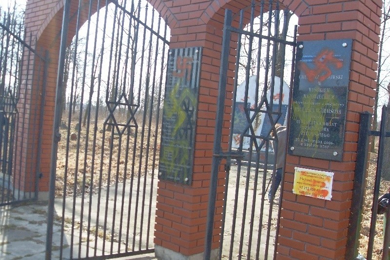 Cmentarz żydowski zdewastowany! Byliśmy na miejscu [FOTO]