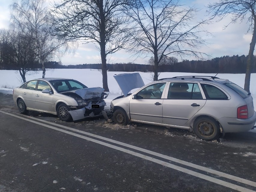 Wypadek na DK 59. Czołowe zderzenie dwóch aut. Cztery osoby w szpitalu