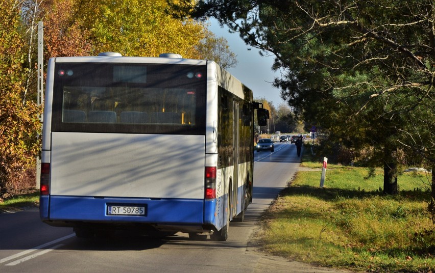 Tarnobrzeg. Rondo obwodnicy przejezdne tylko dla autobusów. Kierowcy łamią zakaz ruchu [ZDJĘCIA]