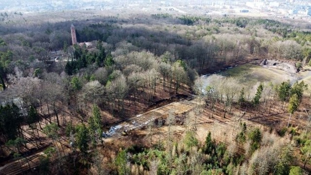 Trwają prace przy budowie nowej drogi na Górę Chełmską. Te mają się zakończyć jesienią tego roku. W miejsce starego stadionu ma powstać plac zabaw.