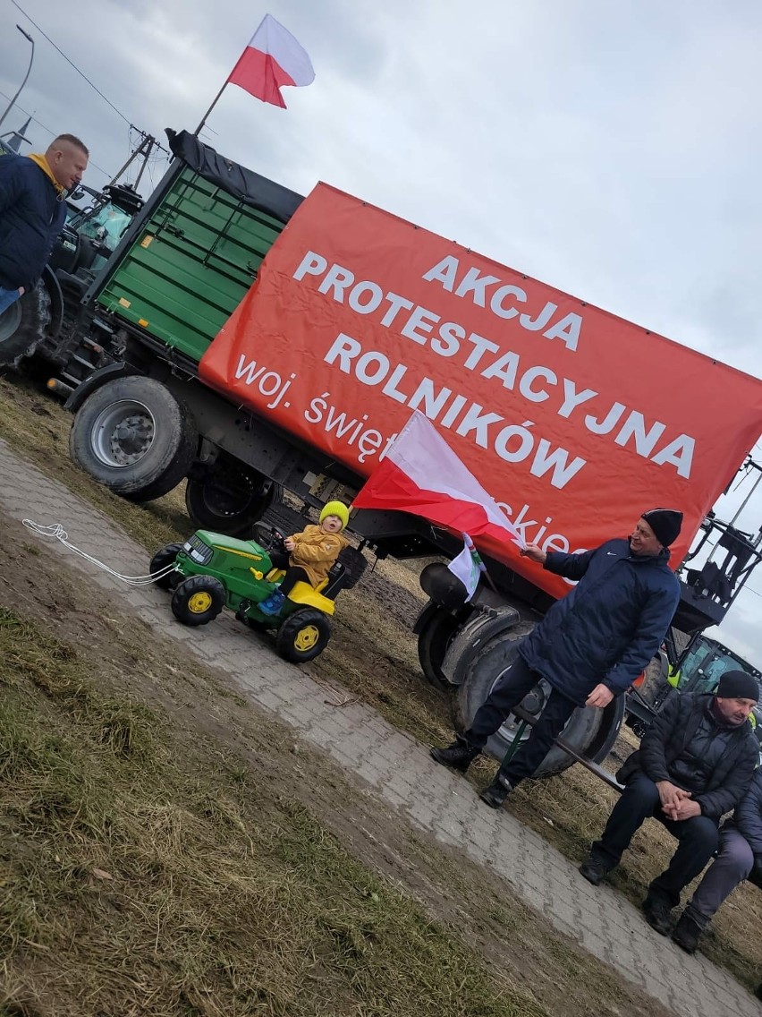 Protest rolników w Nagłowicach. Rolnicy znów blokują drogę krajową numer 78. Działa zielone miasteczko