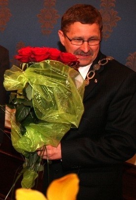Po ogłoszeniu wyniku głosowania nad absolutorium prezydent Zubowski przyjmował gratulacje.