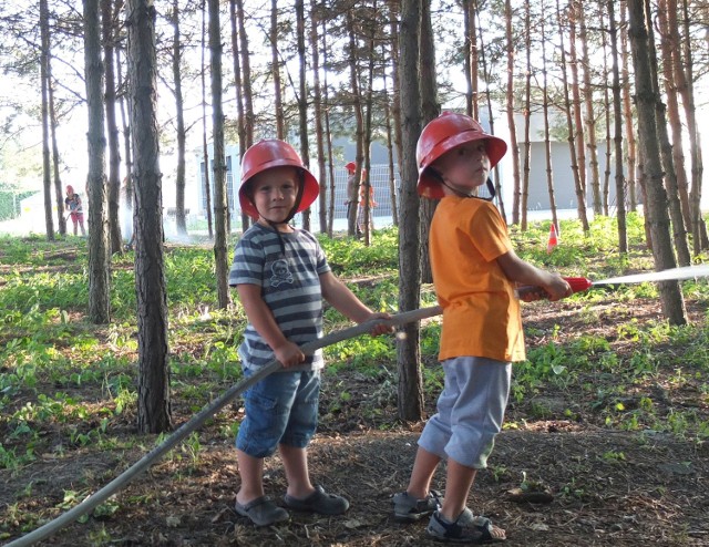 Mali strażacy uczyli się m.in., jak utworzyć rotę, czyli najmniejszy pododdział. Na zdjęciu 4-letni Tomek Filipek i 5-letni Filip Balowski.