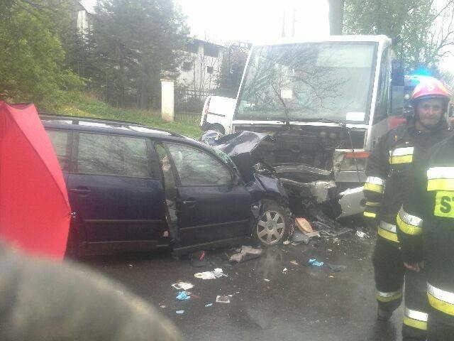 Grzegorzowice Wielkie. Czołowe zderzenie auta osobowego z busem. Dwie osoby nie żyją