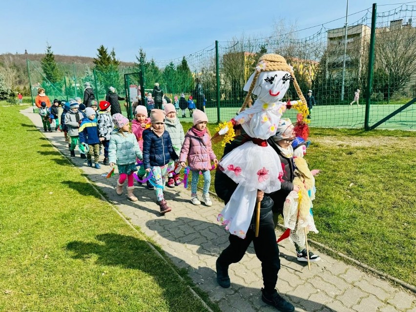 Dzieci z Przedszkola Samorządowego numer 14 imienia Marii Kownackiej w Kielcach powitały wiosnę kolorowym korowodem z Marzanną na czele