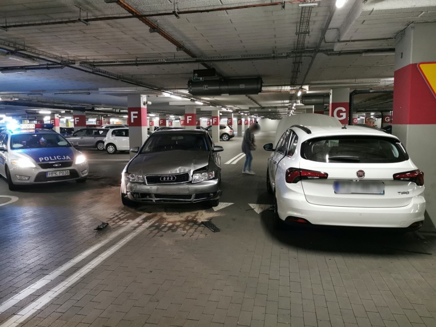 Zderzenie audi z fiatem w podziemnym parkingu Galerii Sanowa w Przemyślu [ZDJĘCIA]