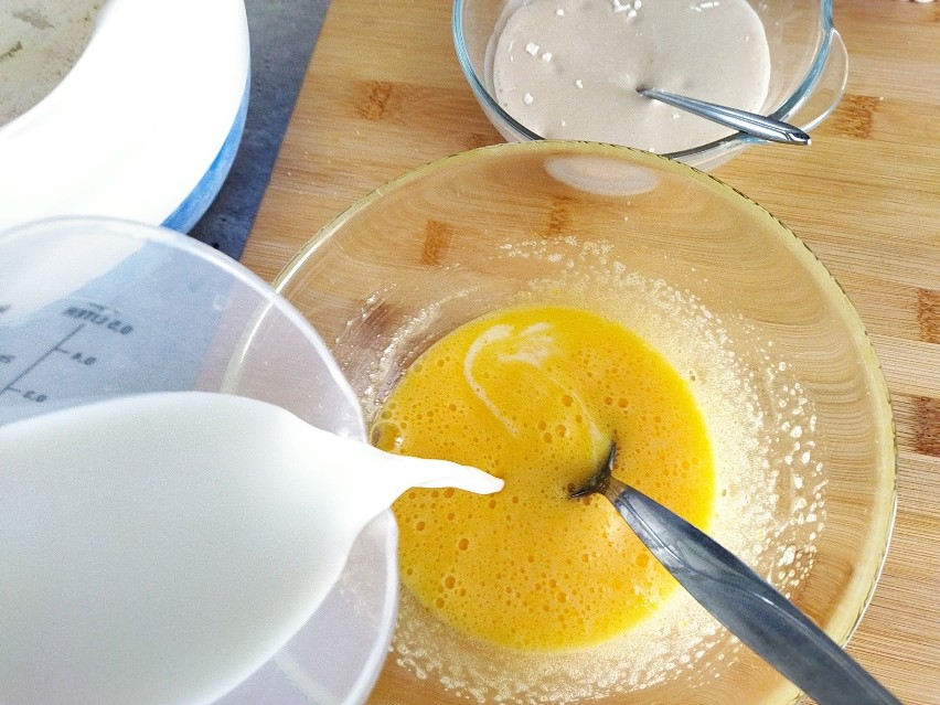 Do miski wbij żółtka, dodaj cukier, wanilię i mleko....