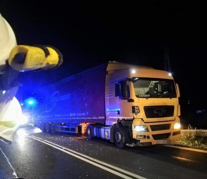 Nocne zderzenie wielkiego ciągnika siodłowego z osobowym autem w gminie Kunów (ZDJĘCIA) 
