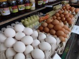 Jajka - te oznaki świadczą o nieświeżości jajek. Jeśli to zauważysz, natychmiast wyrzuć jajka