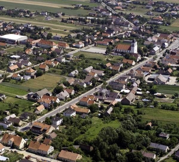 Komprachcice z lotu ptaka. W typowo rolniczej niegdyś gminie coraz więcej do powiedzenia mają przybysze z Opola. Jak grzyby po deszczu rosną nowe domy. Rosną też wymagania wobec władzy.