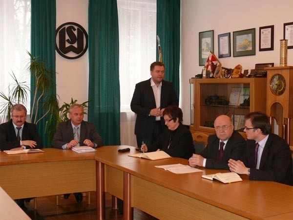 Zespół do przeciwdziałania skutkom kryzysu, z lewej Andrzej Szortyka, członek zarządu Agencji Rozwoju Przemysłu.