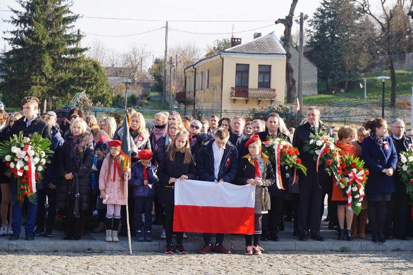 Niepodległość i lokacja Ożarowa. Dwie ważne rocznice świętowano w mieście 11 listopada [ZDJĘCIA]