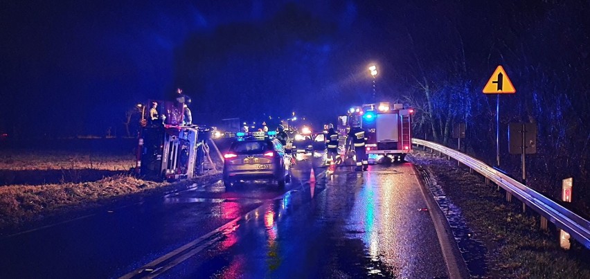 Wóz strażacki po zdarzeniu z osobówką się przewrócił