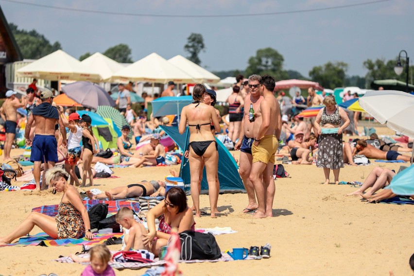 Plaża w Korycinie oblężona przez spragnionych ochłody...