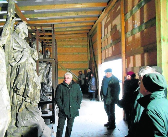 Komisja SKOZK obejrzała rzeźby w pracowni w Krzeszowicach