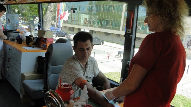 Zbigniew Wasiak już od 31 lat jest honorowym dawcą krwi. W sobotę także oddał krew, podczas policyjnej zbiórki krwi w Radomiu.
