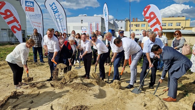 Uroczyste wbicie symbolicznej pierwszej łopaty pod rozbudowę szpitala w Krapkowicach.
