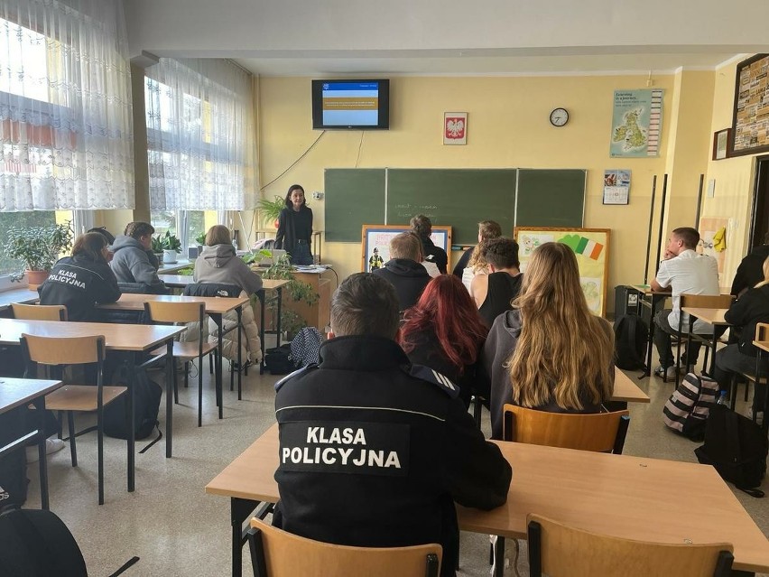Policja w II Liceum Ogólnokształcącym w Toruniu! Co się wydarzyło w tej szkole?