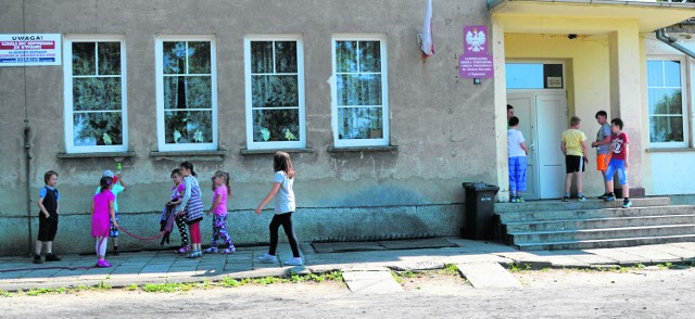 Incydent z niewybuchem wywołał falę dyskusji. Rodzice obawiają się, czy w szkole w Toporowie ich dzieci są bezpieczne.