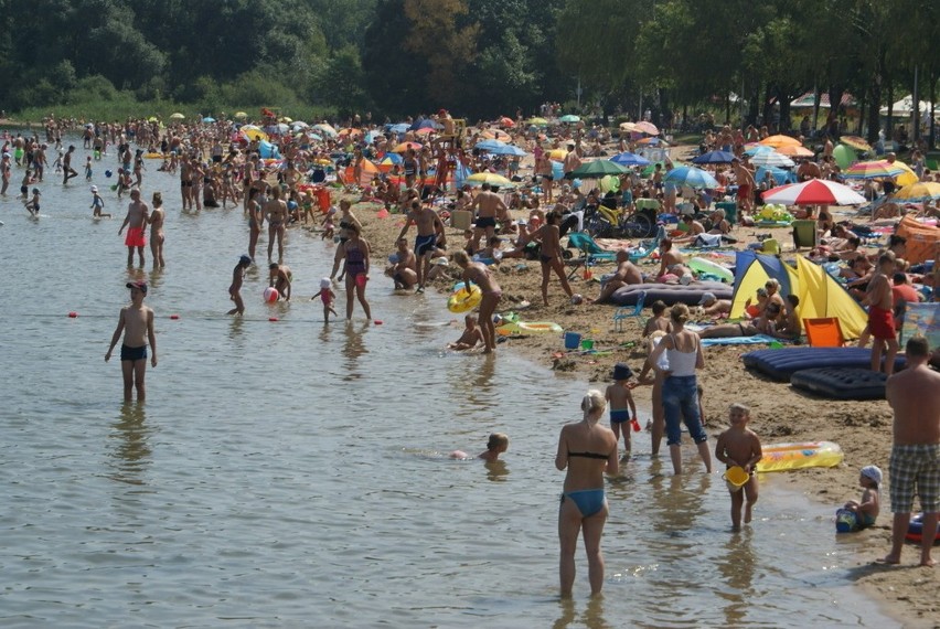 W sobotę nie brakowało chętnych do plażowania nad Pogorią...