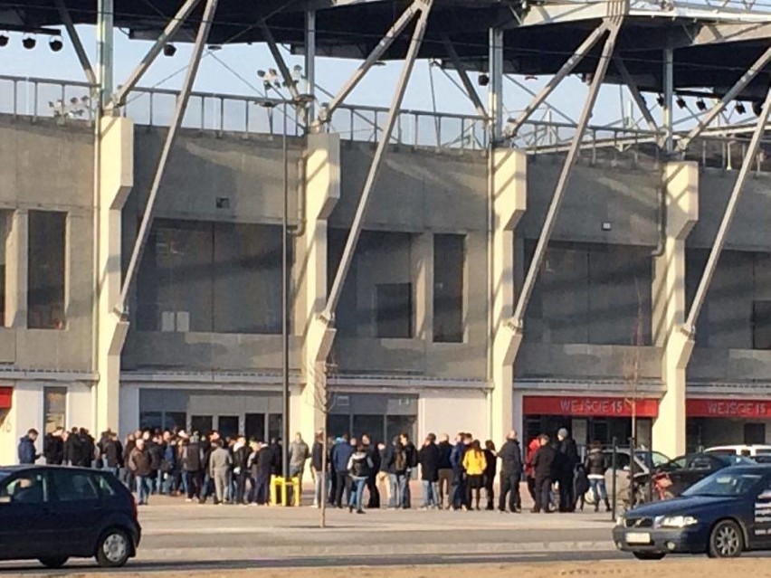 Przed stadionem Widzewa długa kolejka. Kibice łódzkiego...