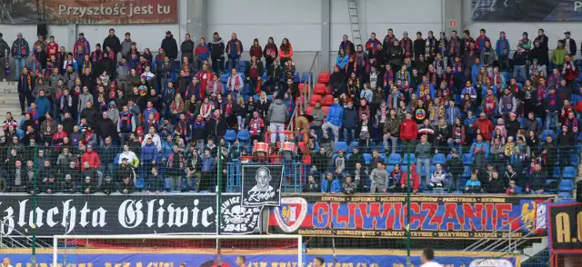 Piast Gliwice to jeden z trzech klubów województwa śląskiego w obecnym sezonie Lotto Ekstraklasy. O ligowe punkty w elicie rywalizują też Górnik Zabrze i Zagłębie Sosnowiec. Kibice Piasta mają na pieńku z fanami Górnika Zabrze. W marcu 2018 roku derby w Gliwicach zostały przerwane w 81. minucie z powodu zadymy na stadionie. Kibice Górnika w swoim sektorze podpalili flagi Piasta. Miejscowi zbiegli ze swego sektora, wyłamali ogrodzenie, a część z nich wbiegło na murawę. Interweniowała policja na koniach. Oba kluby dostały kary. Stowarzyszenie kibiców „Piastoholicy” w efekcie nałożonych sankcji (przede wszystkim zakazów stadionowych) rozpoczęło protest, polegając na bojkocie meczów przy Okrzei. Kibice innych klubów solidaryzując się z fanami Piasta nie przyjeżdżali do Gliwic. Pierwszy mecz po bojkocie, z „młynem” na trybunach odbył się w piątek, z Lechem Poznań. Kibice Piasta mieli w wsparcie ze strony fanów GKS Jastrzębie, z którymi łączy ich układ, trwający od 12 maja 2018 roku. Piast ma natomiast zgodę z białoruskim BATE Borysów. Informacja o tej zgodzie oficjalnie została potwierdzona w sierpniu 2011 roku.