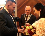 Nowa sala ślubów w Szczecinie debiutuje. W piątek prezydent miasta udzielił ślubu pani Iwonie i panu Mariuszowi [ZDJĘCIA]