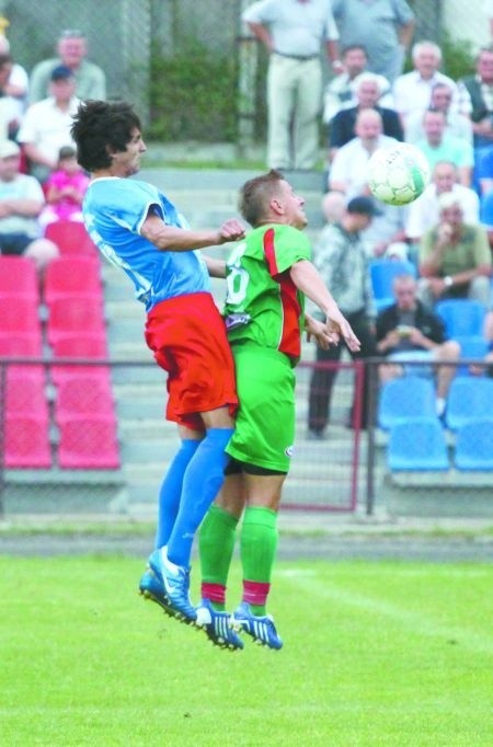 Piłkarze z Sokółki (niebieskie koszulki) będą bronić pierwszego miejsca w tabeli w starciu z Vęgorią Węgorzewo