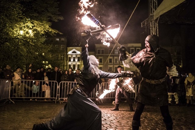 Wczorajszym nocnym pokazom walk rycerskim z ogniem na Rynku Staromiejskim w Toruniu towarzyszył występ chóru Copernicus.