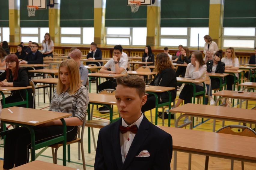 Egzamin Gimnazjalny 2019 - cześć humanistyczna. W Ostrowcu bez zakłóceń. Część nauczycieli zawiesiła strajk [ZDJĘCIA, WIDEO]