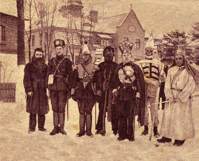Unikalne zdjęcie z 1937 roku przedstawiające orszak kolędników z Bełku, przy drodze z  Rybnika do Orzesza. Od prawej stoją: anioł, śmierć, król Herod, diabeł, starosta, Turek i Żyd