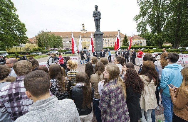 W środę w samo południe na placu przed pomnikiem Marszałka Piłsudskiego w Koszalinie wzniesiono symboliczny toast w 25. rocznicę wolnych wyborów. W podobny sposób świętowano okrągłą rocznicę w innych miastach w kraju. 