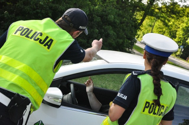 Tylko sportowe emocje towarzyszyły prawie 12 tysiącom kibiców niedzielnych derbów żużlowych. W zabezpieczeniu imprezy wzięli udział policjanci z całego województwa. Tylko sportowe emocje towarzyszyły prawie 12 tysiącom kibiców niedzielnych derbów żużlowych. W zabezpieczeniu imprezy wzięli udział policjanci z całego województwa. Funkcjonariusze podkreślają, że lubuskie święto żużla przebiegało spokojnie i bezpieczne. Mundurowi nie odnotowali poważniejszych incydentów związanych z łamaniem prawa.Piękna pogoda, zacięta rywalizacja w ligowej tabeli i „magia” derbów przyciągnęła na zielonogórski stadion prawie 12 tys. kibiców żużla. Funkcjonariusze robili wszystko, aby zapewnić najwyższy poziom bezpieczeństwa uczestnikom żużlowego meczu. W zapewnieniu bezpieczeństwa i porządku na zielonogórskich ulicach policjantom pomagały psy służbowe.Całe derby przebiegły spokojnie i bezpiecznie, nie odnotowano poważniejszych incydentów związanych z naruszeniem prawa czy porządku publicznego.Przeczytaj też:   Lubuskie derby: walka na torze, groźne upadki i nerwy kibiców [ZDJĘCIA]