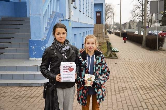 Dla Karoliny kwestowały uczennice Szkoły Podstawowej nr 2 Olga Stanula i Zuzia Sulencka