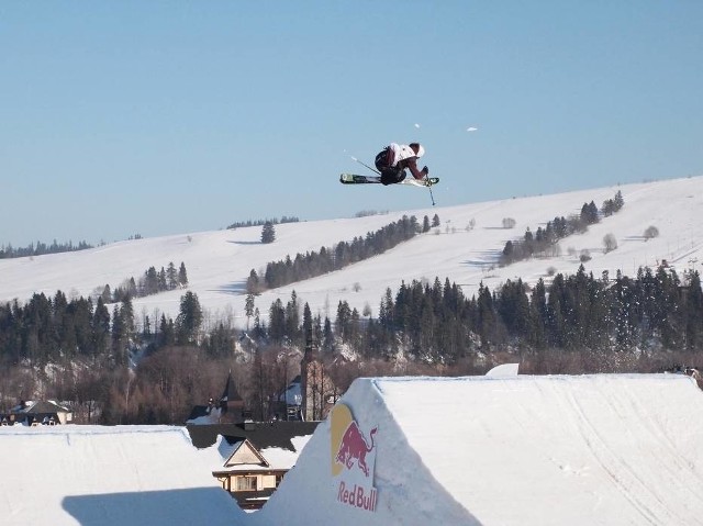 Zawody freeskingowe w Białce Tatrzańskiej - to widowiskowe zawody dla miłośników skoków ekwilibrystycznych skoków na nartach i snowboardzie. Zawody - Garmin Winter Festival 2019 - odbędą się w tym roku w dniach 14-16 lutego 2019 roku. Na specjalnie usypanej ze śniegu snowparku i dużej skoczni, narciarze freestylowi wykonują tricki w powietrzu. Skaczą także snowboardziści, a także... rowerzyści. W tym roku w ramach imprezy odbędzie się Pucharu Europy FIS w narciarskiej i snowboardowej konkurencji Big Air oraz Mistrzostwa Polski PZN we Freeskiingu.