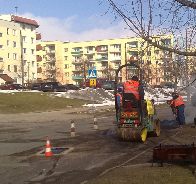Drogowcy łatają dziury na ul. Małcużyńskiego w Słupsku.