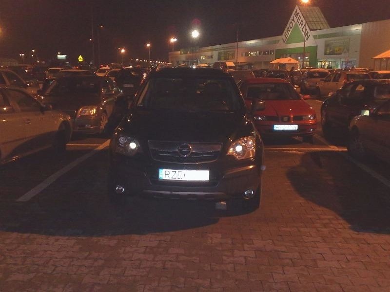 Opel na parkingu przed Auchan