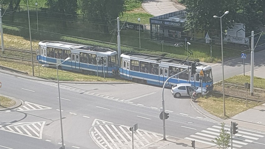 W wypadku auta osobowego z tramwajem na ul. Lotniczej brało...