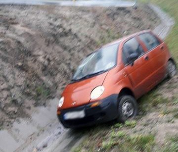 Do zdarzenia doszło w sobotę 25 listopada na trasie śmierci na tzw. „górce świdnickiej”. Daewoo matiz leży w rowie.Kierowcy zauważyli daewoo matiza, który leży w rowie na „trasie śmierci” tuz przy skręcie do Wilkanowa. Nikogo jednak nie ma w środku. Kierowca porzucił samochód na poboczu.Wygląda na to, że jechał od Świdnicy w kierunku Wilkanowa. Wpadł w poślizg na mokrej od deszczu drodze skręcając do Wilkanowa i wtedy wpadł do rowu.Przeczytaj też:  Dramatyczne wypadki na "Trasie śmierci" [ZDJĘCIA]Zobacz też wideo: Magazyn Informacyjny 24.11.2017 