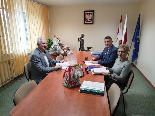 5 stycznia podpisano umowę w wyniku której przy Szkole Podstawowej w Miąsowie powstaną nowy żłobek oraz przedszkole.