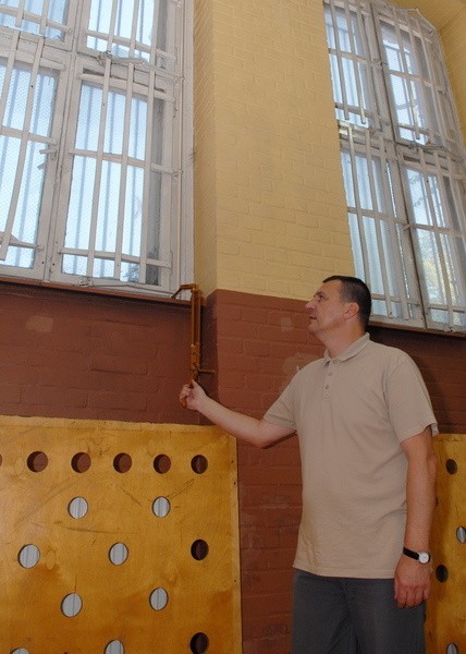 Wicedyrektor SP 1 Andrzej Antonowicz pokazuje okna w fatalnym stanie w sali gimnastycznej