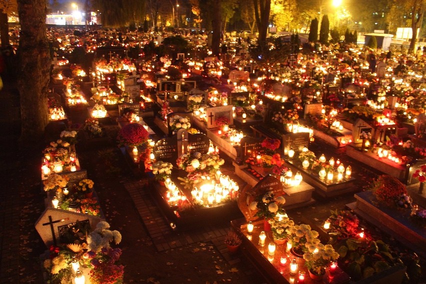 Rozświetlony cmentarz w Strzelcach Opolskich nocą [GALERIA]