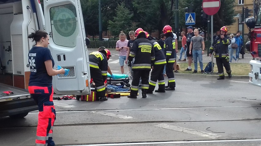 Wypadek motocyklisty w centrum Krakowa. Motocyklista odwieziony do szpitala