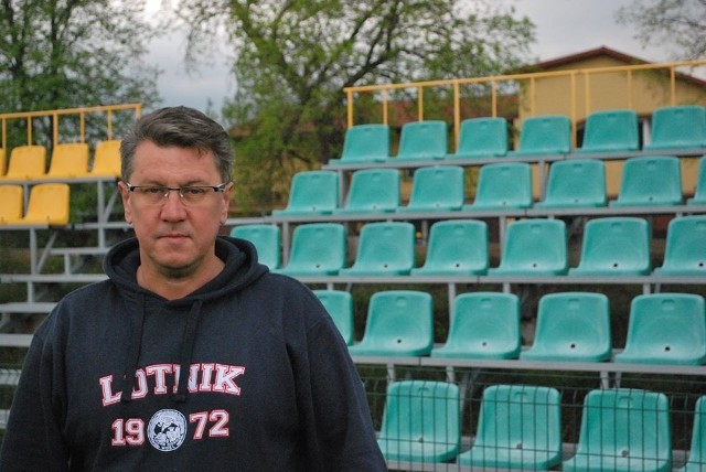 Decyzją zarządu Gminnego Klubu Sportowego Rudki, pierwsze spotkanie w sezonie 2020/21 futbolistów „Gieksy”, rozgrywane przed własną publicznością poprzedzi minuta ciszy. Na zdjęciu prezes Grzegorz Gąsior.