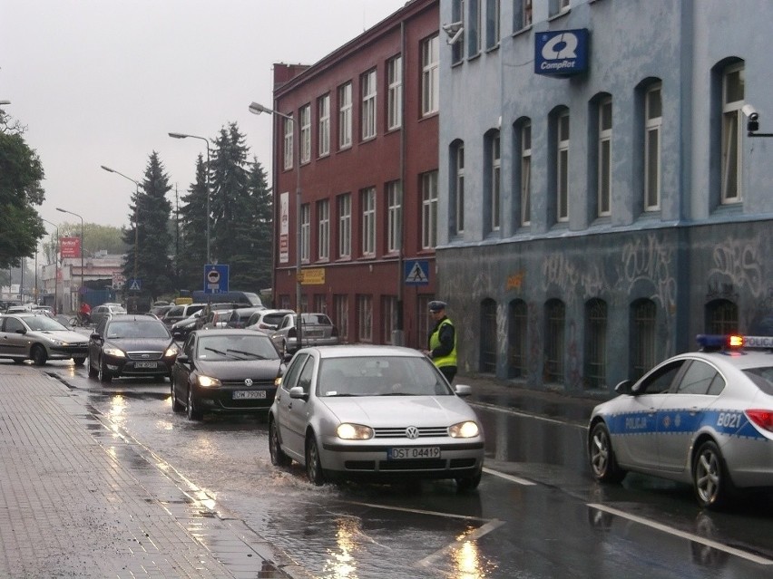Ulica Robotnicza wciąż zamknięta, bo się zapadła (ZDJĘCIA)
