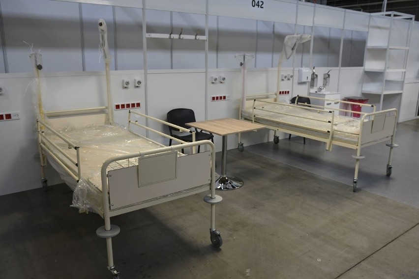 Zabytkowe łóżka w Szpitalu w Targach Kielce? W piątek, 4 grudnia oficjalnie zakończono budowę "rezerwowej" lecznicy [ZAPIS TRANSMISJI]